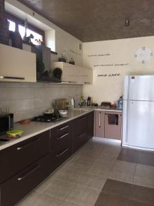 cocina con nevera blanca y fogones en Villa Life, en Zatoka