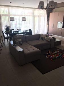 sala de estar con sofá y mesa en Villa Life, en Zatoka