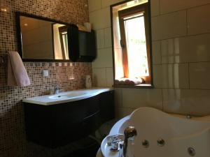 A bathroom at Cottage Zelman