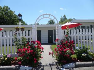 Un jardín fuera de Claddagh Motel & Suites