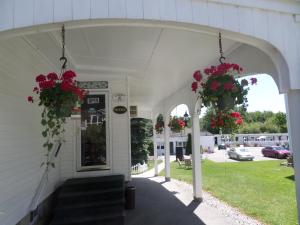 Un jardín fuera de Claddagh Motel & Suites