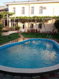 Piscina de la sau aproape de Hotel Latif Samarkand