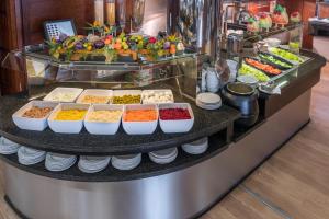 um buffet com diferentes tipos de alimentos em um balcão em 4R Casablanca Playa em Salou