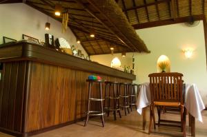 um bar com uma fila de cadeiras e um balcão em Cham Villas Resort em Mui Ne