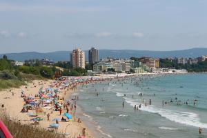 Un groupe de gens sur une plage surpeuplée dans l'établissement Flowers Apartments, à Nessebar