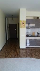 een lege kamer met een keuken en een woonkamer bij Apartment near Airport in Rīga