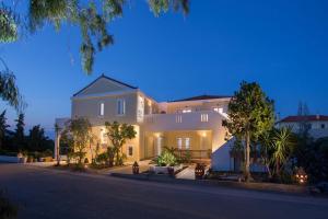 une grande maison dans une rue la nuit dans l'établissement Iris Beach Hotel, à Monemvasia