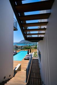 una vista dal balcone di una casa con piscina di Seametry Apartments a Souda (Suda)