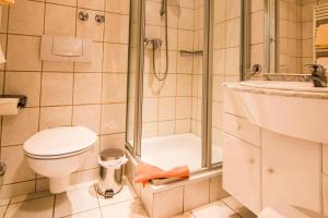 Un baño de Garni Hotel & Ferienwohnungen Seeschlößchen