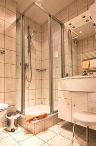 Un baño de Garni Hotel & Ferienwohnungen Seeschlößchen