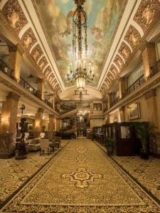 ミルウォーキーにあるThe Pfister Hotelのシャンデリアのある天井の広いロビー