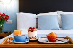 bandeja con 2 tazas de café y postres en una cama en Hotel Val Convention, en Nigrán