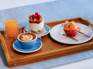 bandeja con 2 postres y una taza de café en Hotel Val Convention, en Nigrán