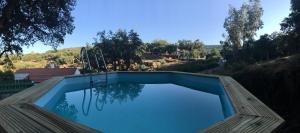 una piscina con vistas a una colina en Azeite de Marvão, Olivoturismo casa Mestre do Lagar, en Marvão