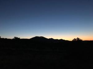 una vista de la puesta de sol desde un campo en Azeite de Marvão, Olivoturismo casa Mestre do Lagar, en Marvão