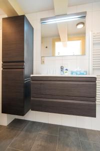 bagno con lavandino e specchio di The Blue Stairs ad Amsterdam