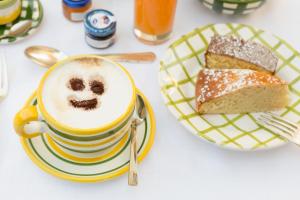 een kop koffie en een bord brood bij Relais Regina Giovanna in Sorrento