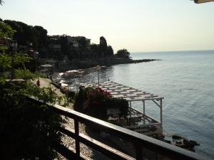 une plage avec une rangée de bancs près de l'eau dans l'établissement Apartments Anita, à Nessebar