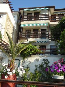 - une vue sur un bâtiment avec des fleurs devant dans l'établissement Apartments Anita, à Nessebar