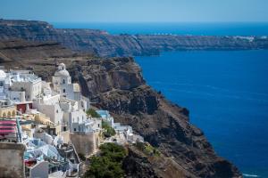 - une vue sur la côte amalfi et l'océan dans l'établissement Modernity Suites, à Fira