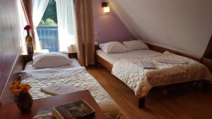 A bed or beds in a room at Gościniec Kukle