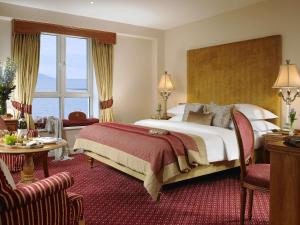 una camera d'albergo con un letto e una grande finestra di Galway Bay Hotel Conference & Leisure Centre a Galway