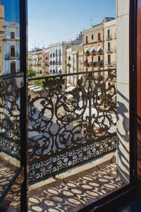 d'un balcon offrant une vue sur la ville. dans l'établissement Hostal Noria, à Tarragone