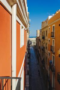 une vue sur une ruelle située entre deux bâtiments dans l'établissement Hostal Noria, à Tarragone