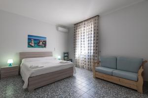 una camera con letto e sedia blu di Suite della villa a Lecce