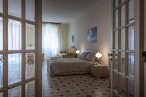 una camera con un letto e due lampade e una porta di Suite della villa a Lecce