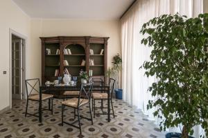 una sala da pranzo con tavolo e sedie di Suite della villa a Lecce