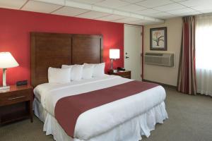 Ramada by Wyndham Downtown Spokane में एक कमरे में एक या कई बेड