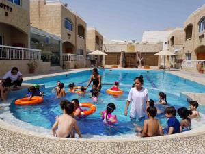 A piscina localizada em Verona Resorts Sharjah ou nos arredores