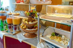 un buffet con due cesti di frutta e succo di Hotel Schneeberghof a Puchberg am Schneeberg