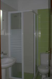 La salle de bains est pourvue d'une douche, de toilettes et d'un lavabo. dans l'établissement Nikolaki Rooms, à Pórto Ráfti