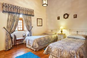 a bedroom with two beds and a window at Casa D Obidos in Óbidos