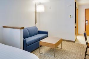 Seating area sa Holiday Inn Express Hotel & Suites Chickasha by IHG