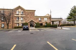 een parkeerplaats voor een gebouw bij Motel 6-Libertyville, IL in Libertyville