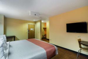 Een TV en/of entertainmentcenter bij Motel 6-Libertyville, IL
