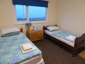 - 2 lits jumeaux dans une chambre avec fenêtre dans l'établissement Longbeach- Adults Only, à Newquay