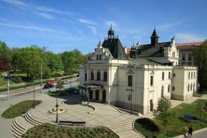 un grand bâtiment blanc avec un toit en dôme dans l'établissement Hotel U Divadla, à Znojmo