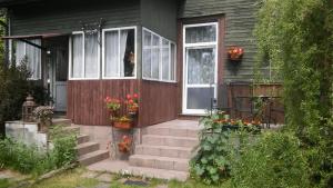 una casa con flores en la parte delantera en Stary Dom, en Augustów