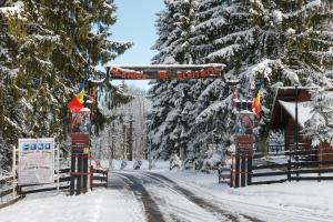 une porte menant à une station de ski dans la neige dans l'établissement Centrul de Echitatie Poiana Brasov, à Poiana Brasov