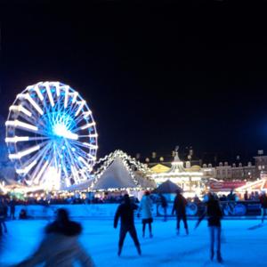 uma roda gigante e um grupo de pessoas na neve em Het Harlekijntje em Maastricht