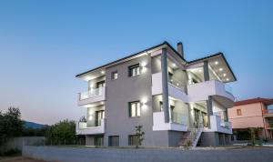 un edificio con luces en el lateral. en Il Grigio Apartments, en Limenaria