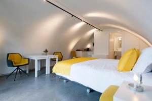 1 dormitorio con 1 cama, mesa y sillas en Hotel Oudegracht, en Utrecht