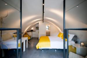 1 dormitorio con cama, mesa y cocina en Hotel Oudegracht, en Utrecht