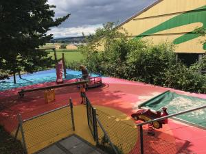 - un enfant sur une promenade dans un parc aquatique dans l'établissement Auberge du Guintzet, à Fribourg