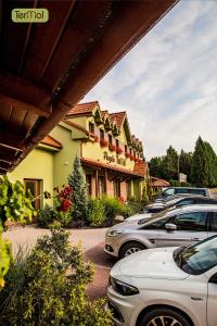 una fila de autos estacionados frente a un edificio en Penzion Termal, en Bojnice