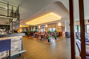 een lobby van een restaurant met tafels en stoelen bij Hotel Figa in Plewiska